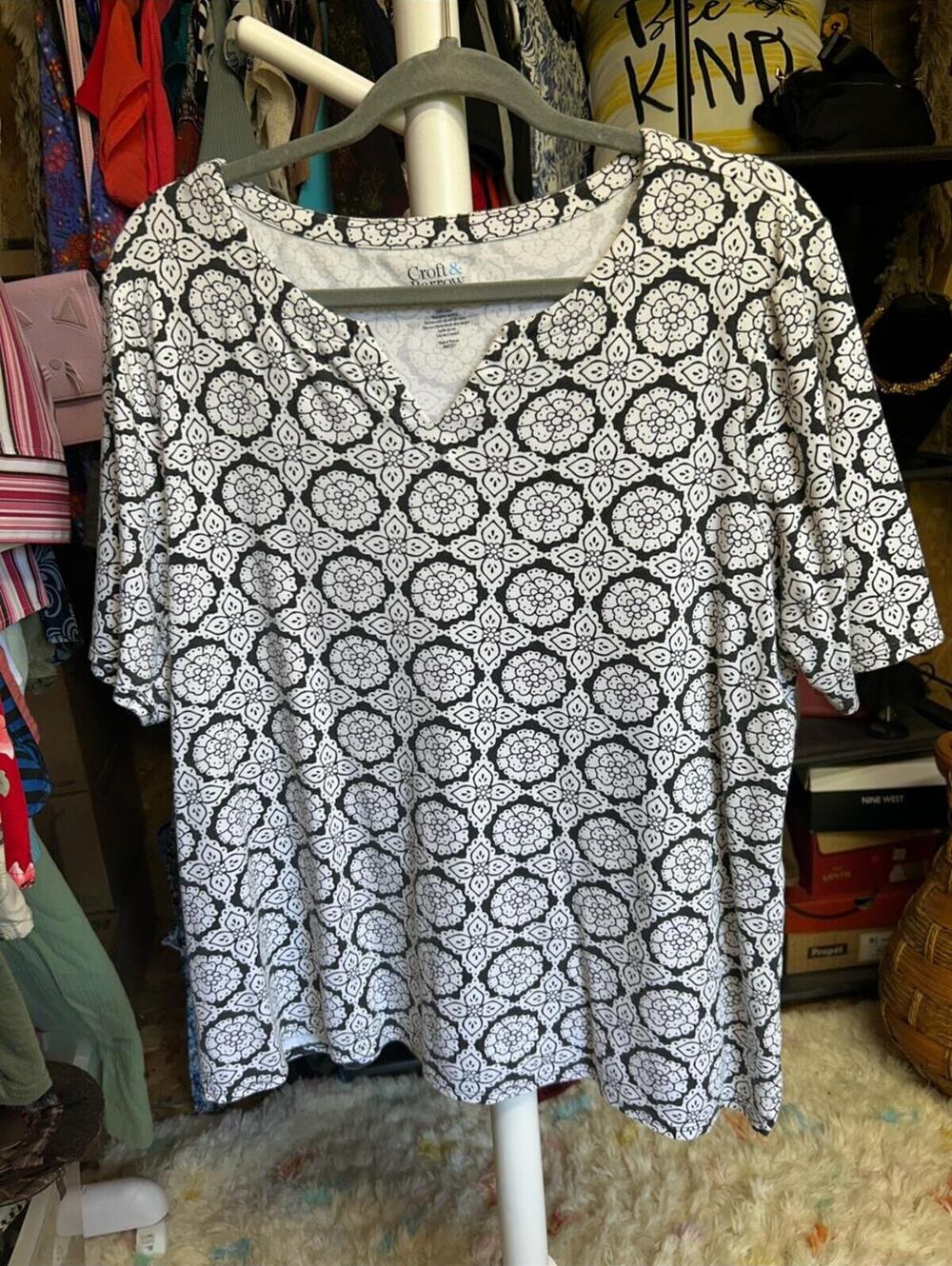 croft & barrow Black and White Short-Sleeve V-Neck Printed Top Size XXL
